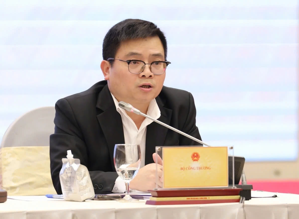 Deputy Minister of Industry and Trade Truong Thanh Hoai answers reporters' questions during a Government press briefing in Hanoi on April 6 regarding Veitnam's response to the United States' 46% reciprocal tariff on Vietnamese exports to the United States