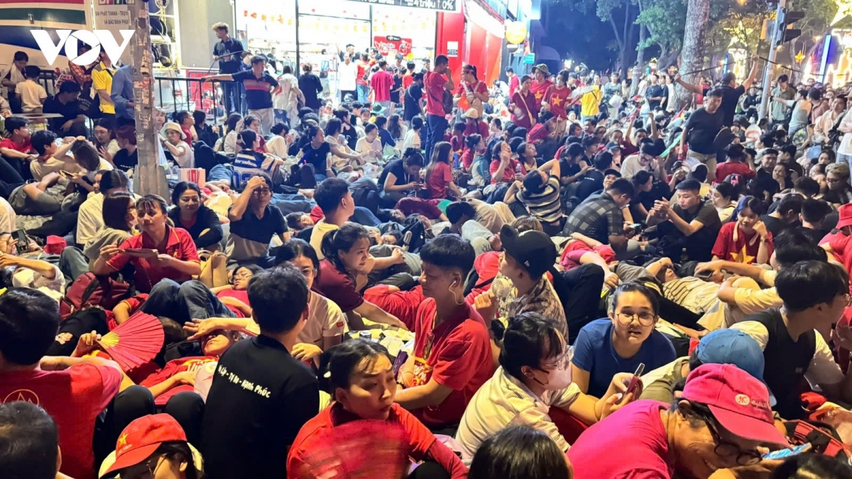 Residents of Ho Chi Minh City converge on major spots to watch the military parade due to take place on April 30