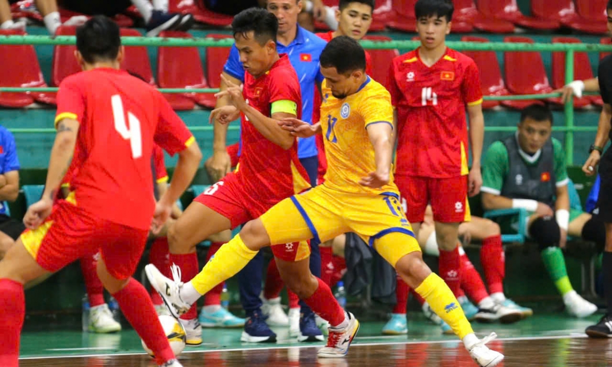 Vietnam pull off major upset with a big win over Kazakhstan in a Futsal friendly on April 13. In the photo, Vietnamese players (in red jersey) are fighting for the ball. (Photo: VFF)