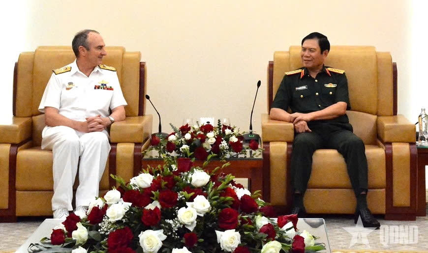 General Nguyen Tan Cuong (R), Chief of the General Staff of the Vietnam People’s Army and Deputy Minister of National Defence, and Admiral David Lance Johnston, Chief of the Australian Defence Force, during their meeting in Hanoi on April 23, 2025. (Photo: PANO)