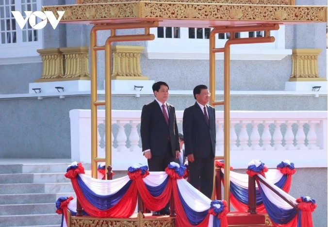 General Secretary and President of Laos, Thongloun Sisoulith, and President Luong Cuong step up to the podium