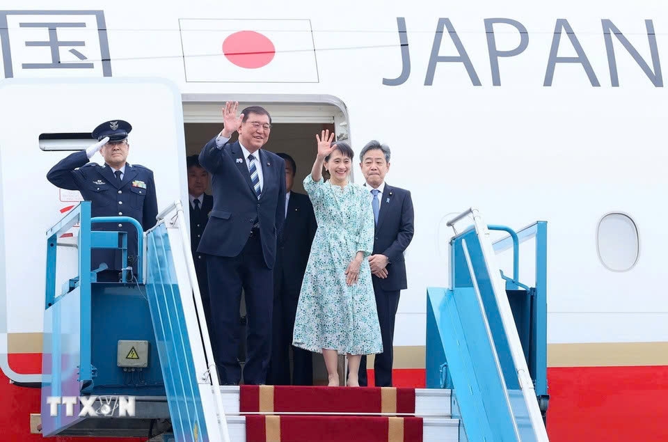 Japanese Prime Minister Shigeru Ishiba and his spouse arrive at Noi Bai International Airport on April 27, beginning an official two-day visit to Vietnam at the invitation of Prime Minister Pham Minh Chinh and his spouse. (Photo: VNA)