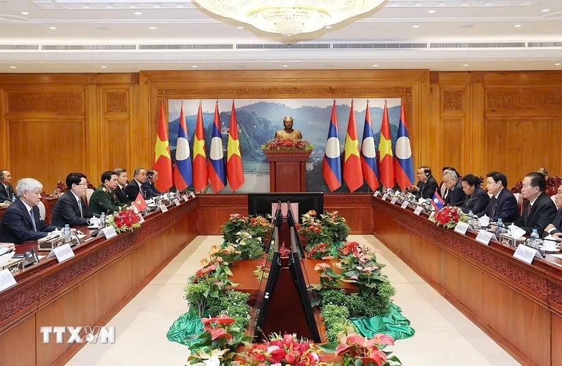 Vietnamese President Luong Cuong and Lao National Assembly President Saysomphone Phomvihane discuss cooperation between the two countries during their meeting in Vientiane on April 25. (Photo:VNA)