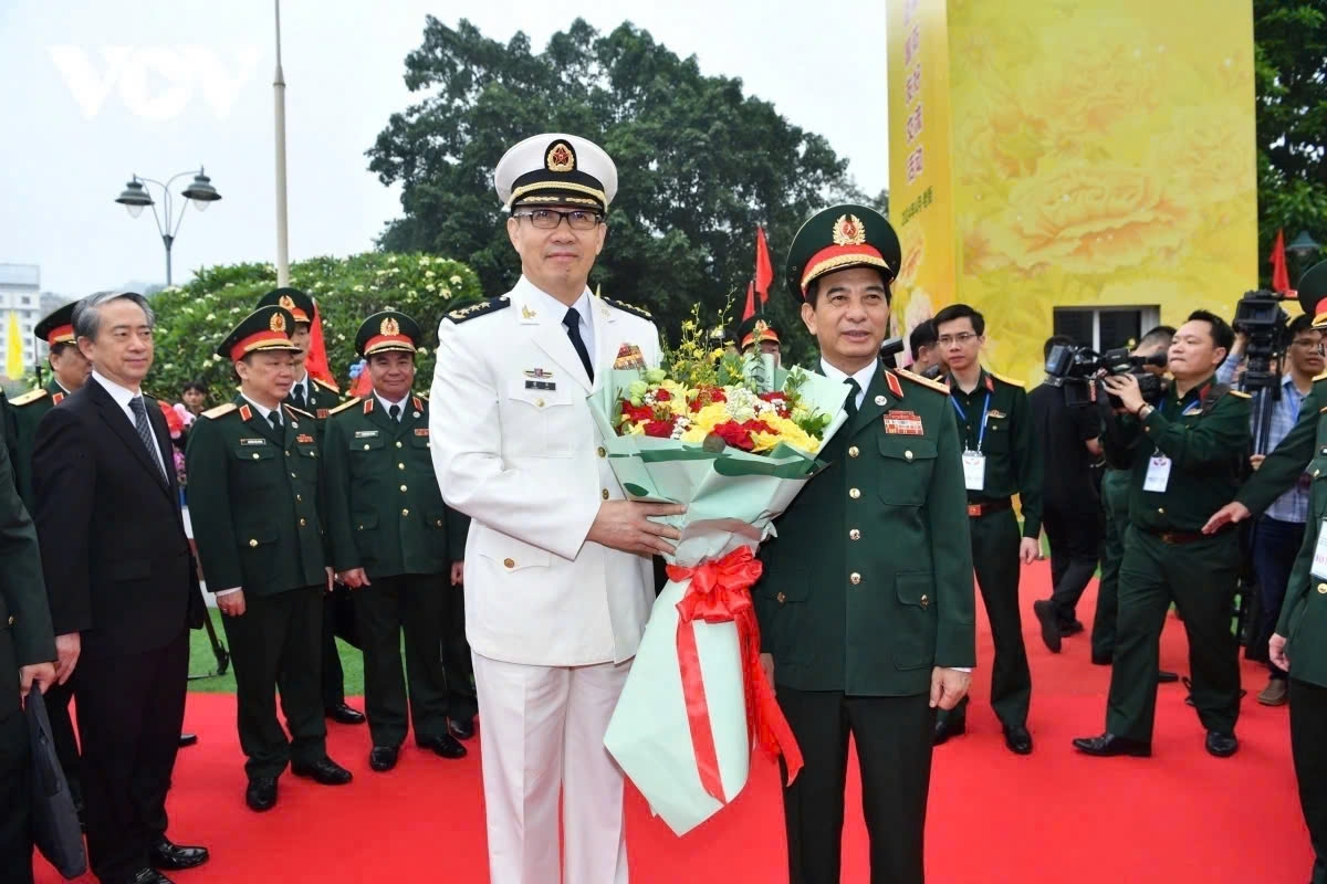 Minister of National Defence of Vietnam Phan Van Giang and his Chinese counterpart Dong Jun during the 2024 friendship exchange