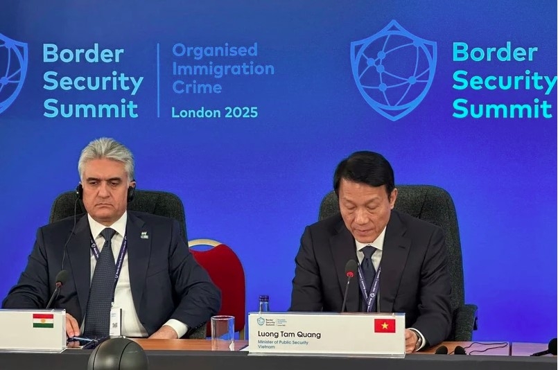 Minister of Public Security General Luong Tam Quang (R) at the Border Security Summit