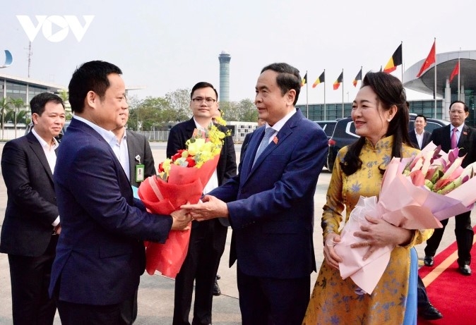 NA Office leaders present flowers to NA Chairman Tran Thanh Man and his spouse at Noi Bai International Airport