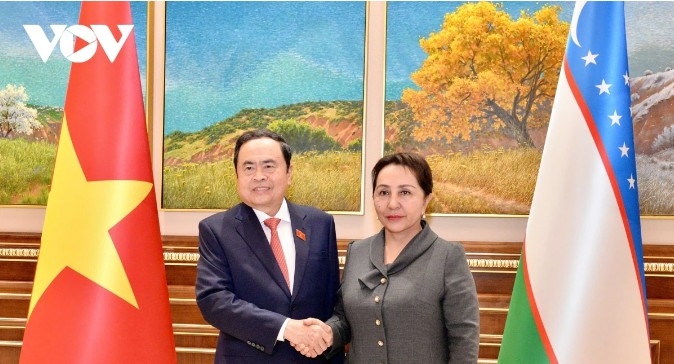 President of the Senate of Uzbekistan Tanzila Narbaeva (R) welcomes National Assembly Chairman Tran Thanh Man.