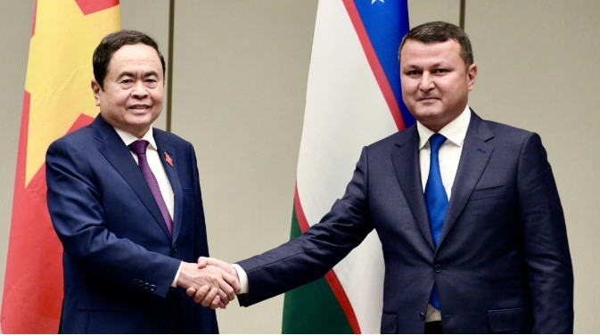 Vietnamese National Assembly Chairman Tran Thanh Man (L) meets with Chairman of the Committee on Interethnic Relations and Friendly Ties with Foreign Countries Sariev Kakhramon Ramatullaevich.