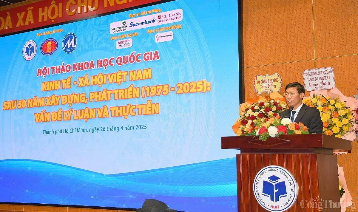 Assoc. Prof. &amp; Dr. Nguyen Xuan Hoan, President of Ho Chi Minh City University of Industry and Trade, delivers an opening speech at the workshop. (Photo: congthuong.vn)
