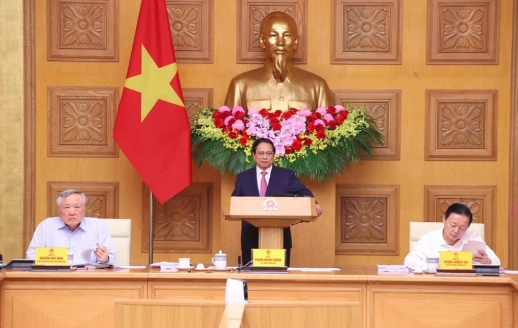 Prime Minister Pham Minh Chinh speaks at the meeting.