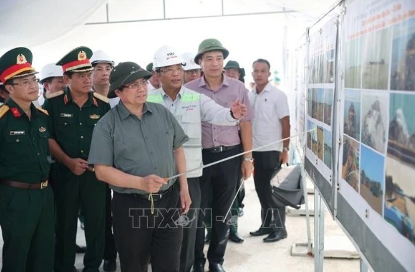 PM Pham Minh Chinh inspects the Can Tho-Ca Mau expressway project.
