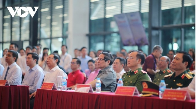 PM Pham Minh Chinh and municipal Party Secretary Nguyen Van Nen attend the launch of paperless boarding procedures on the morning of April 19.