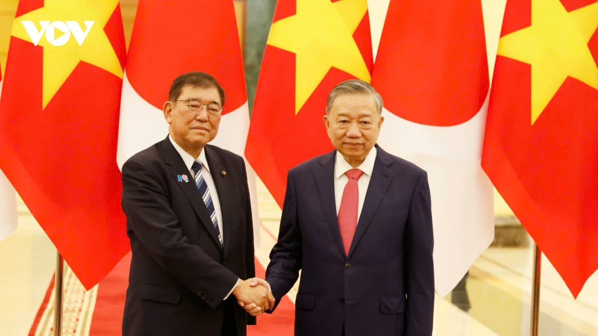 Vietnamese Party General Secretary To Lam (R) and Japanese Prime Minister Shigeru Ishiba in Hanoi on April 27