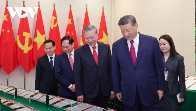 Party General Secretary To Lam and General Secretary and President of China Xi Jinping hear an introduction to bilateral cooperation documents.