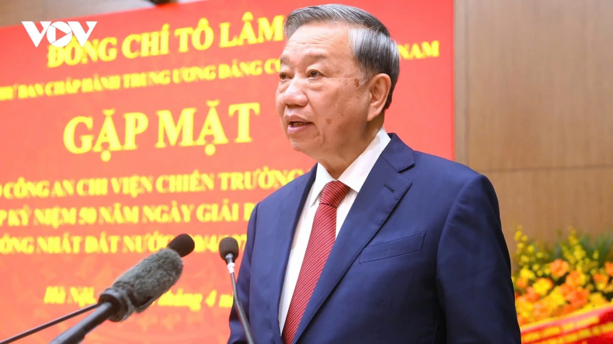 Party General Secretary To Lam of Vietnam suggests a prosperous and happy life for all citizens, including free medical treatment, during a meeting with police officers who supported the southern battlefield during the resistance war against American imperialists in Hanoi on April 8