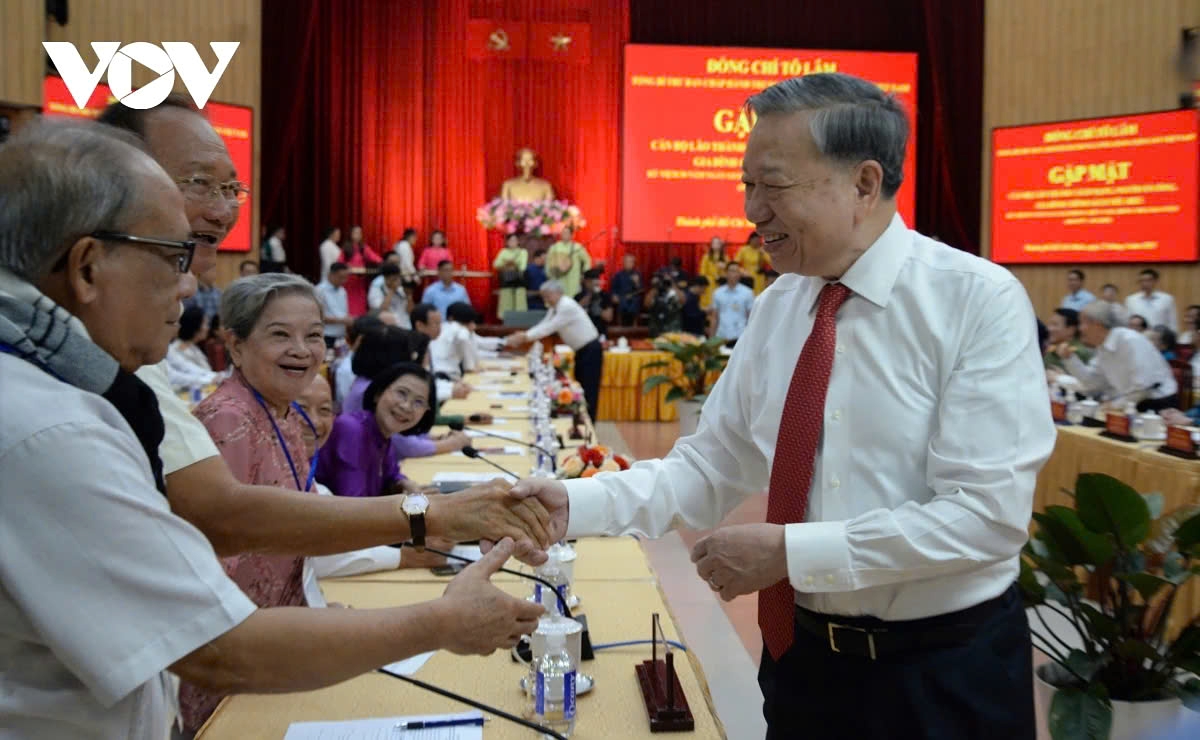 Party General Secretary meets with veteran revolutionaries, war contributors, and exemplary policy families from the southern region, in Ho Chi Minh City on April 21