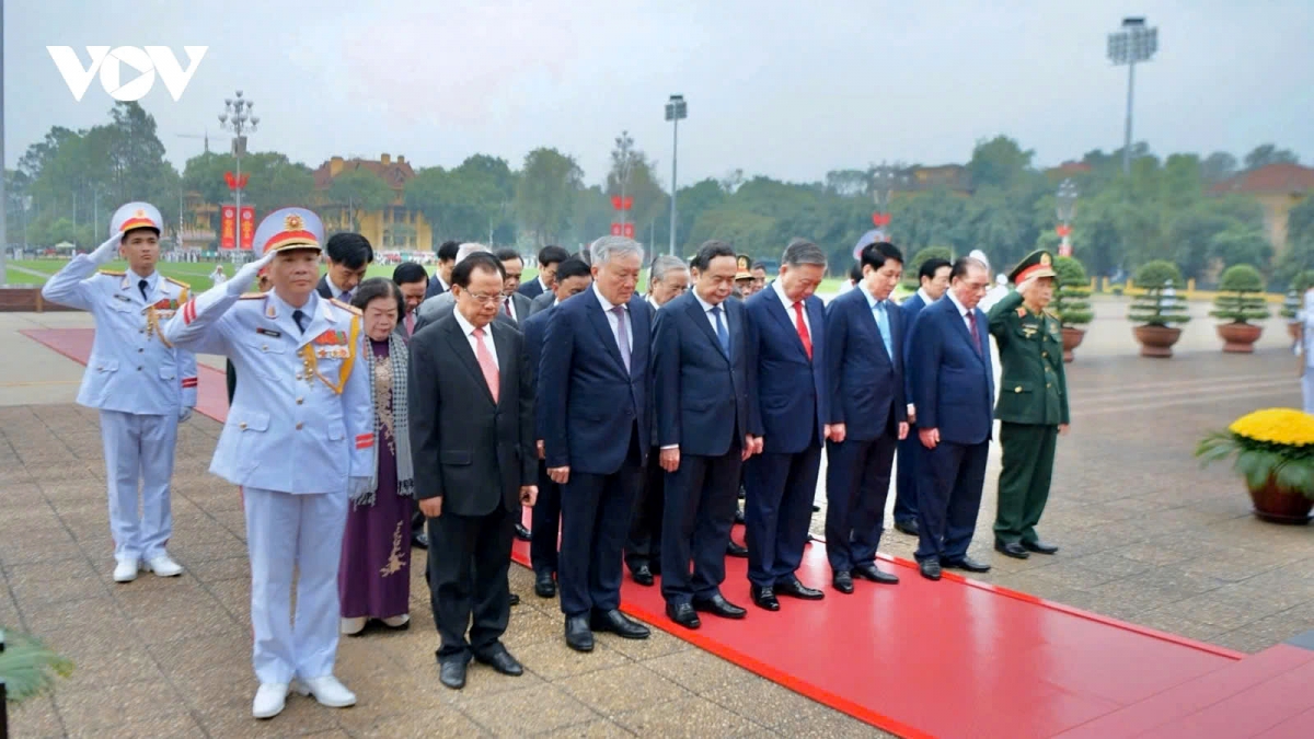 Top Party and State leaders pay tribute to President Ho Chi Minh in Hanoi on April 29, marking 50 years of the liberation of the South and national reunification