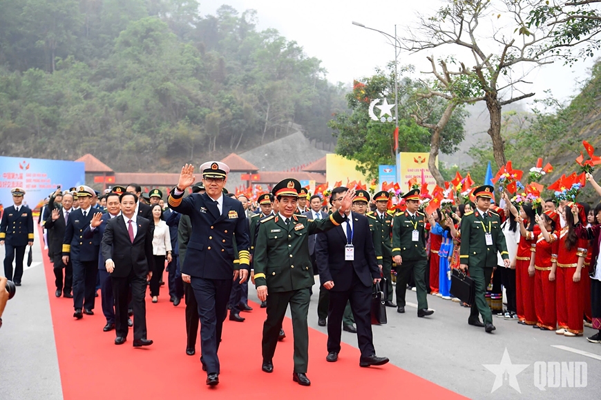 General Phan Van Giang, Minister of National Defence of Vietnam, welcomes Senior Lieutenant General Dong Jun, Minister of National Defence of China, to Vietnam for the ninth Vietnam-China Border Defence Friendship Exchange. (Photo: PANO)