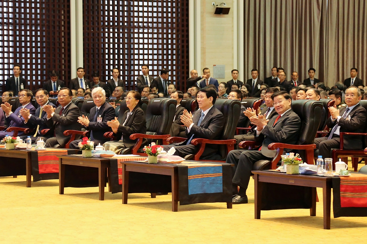 Party General Secretary and President of Laos Thongloun Sisoulith (first from right), and next, Vietnamese President Luong Cuong, attend the Vietnam - Laos Friendship Exchange in Vientiane on April 25, 2025