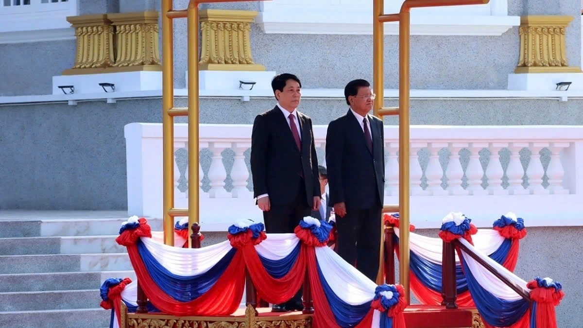 Lao General Secretary and President Thongloun Sisoulith (R) and Vietnamese President Luong Cuong during the welcoming ceremony in Vientiane on April 24