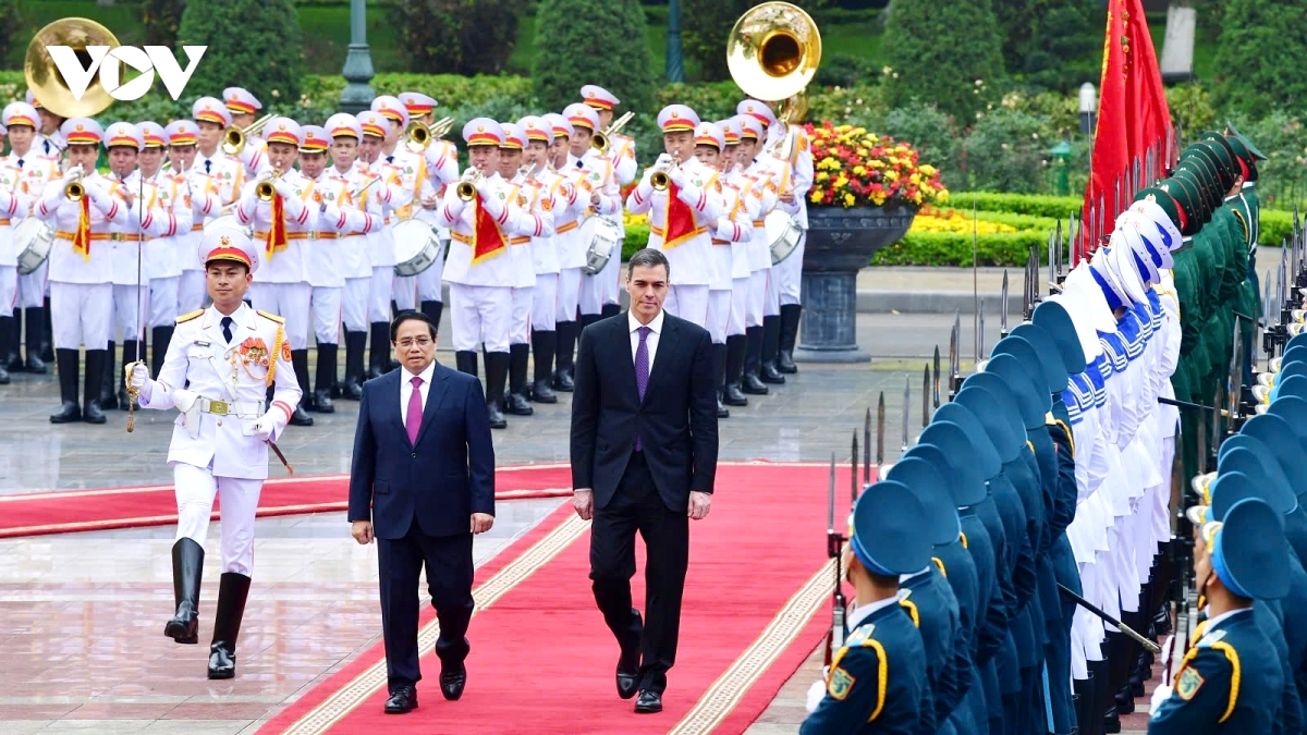 Vietnamese Prime Minister Pham Minh Chinh (L) and Spanish Prime Minister Pedro Sanchez review the guard of honour during the welcoming ceremony for the Spanish PM in Hanoi on April 9