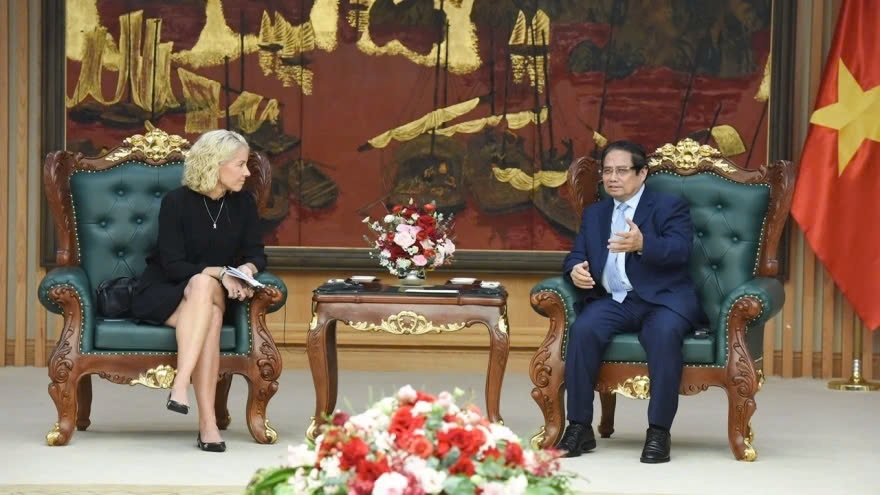 Prime Minister Pham Minh Chinh (R) calls on SYRE to invest in developing a green and sustainable textile industry in Vietnam, while receiving Susanna Campbell, Chair of Swedish textile recycling group SYRE, in Hanoi on April 23. (Photo: VNA)