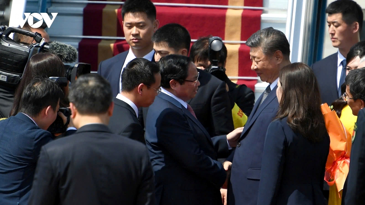 Prime Minister Pham Minh Chinh escorts Chinese Party General Secretary and President Xi Jinping to the airplane's staircase at Noi Bai International Airport on April 15, 2025.
