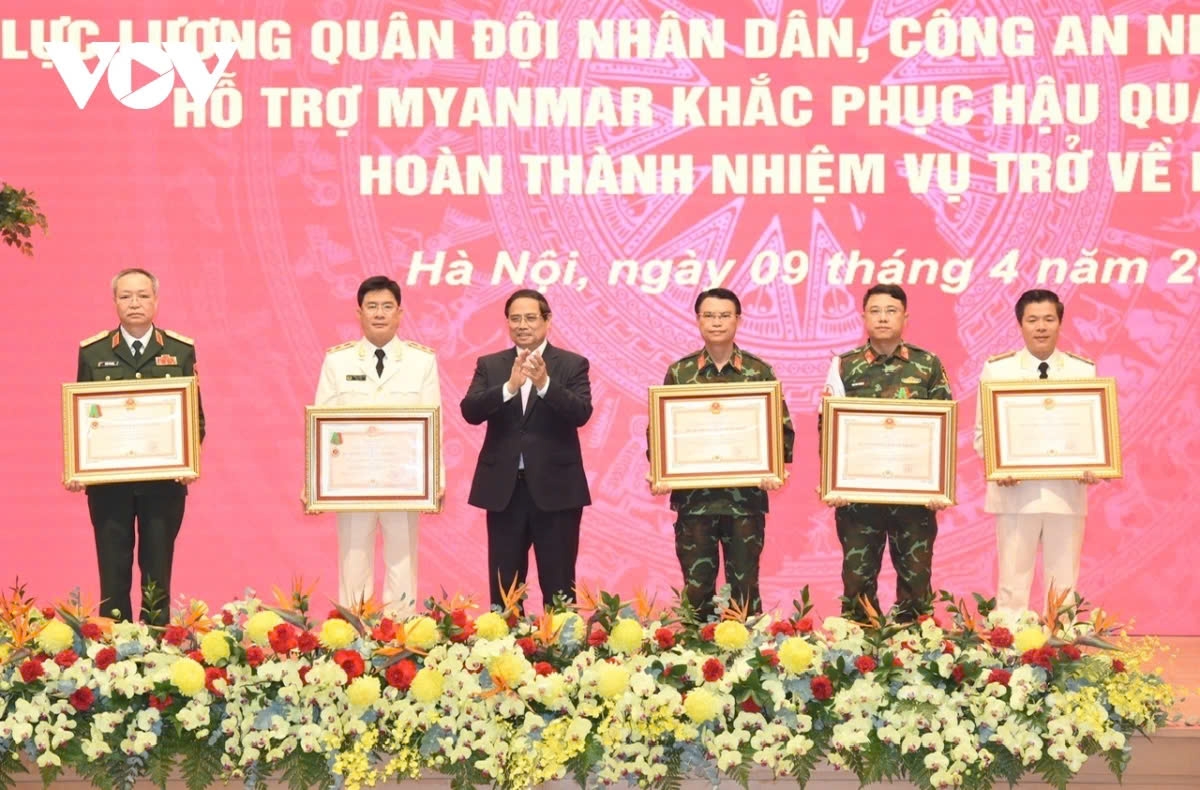 Prime Minister Pham Minh Chinh (third from left) honours officers and soldiers participating in the rescue mission in earthquake-hit Myanmar.