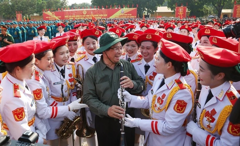 Prime Minister Pham Minh Chinh presents gifts to parade soldiers in Bien Hoa city, Dong Nai province. (Photo: VNA)