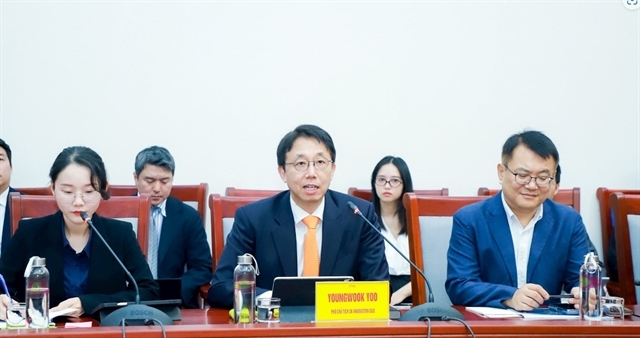 Vice Chairman of SK Innovation E&amp;S Young Wook Yoo speaks at a meeting with leaders of Nghe An province on April 15. (Photo: baonghean.vn)