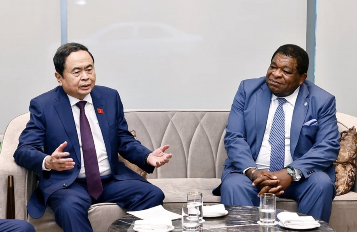 NA Chairman Tran Thanh Man (left) and IPU Secretary-General Martin Chungong at their meeting in Tashkent on April 6. (Photo: VNA)