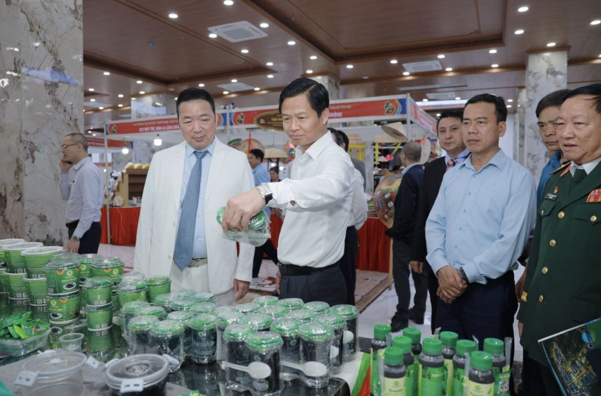 Visitors show strong interest in OCOP products at Bac Ninh exhibition (Photo: baoxaydung.vn)
