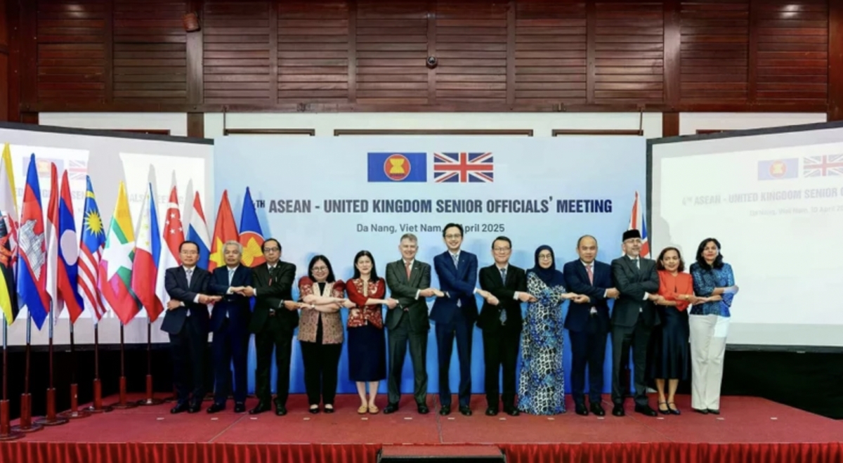 Delegates pose for a group photo at the 4th ASEAN-UK Senior Officials’ Meeting (AUKSOM). (Photo: VNA)