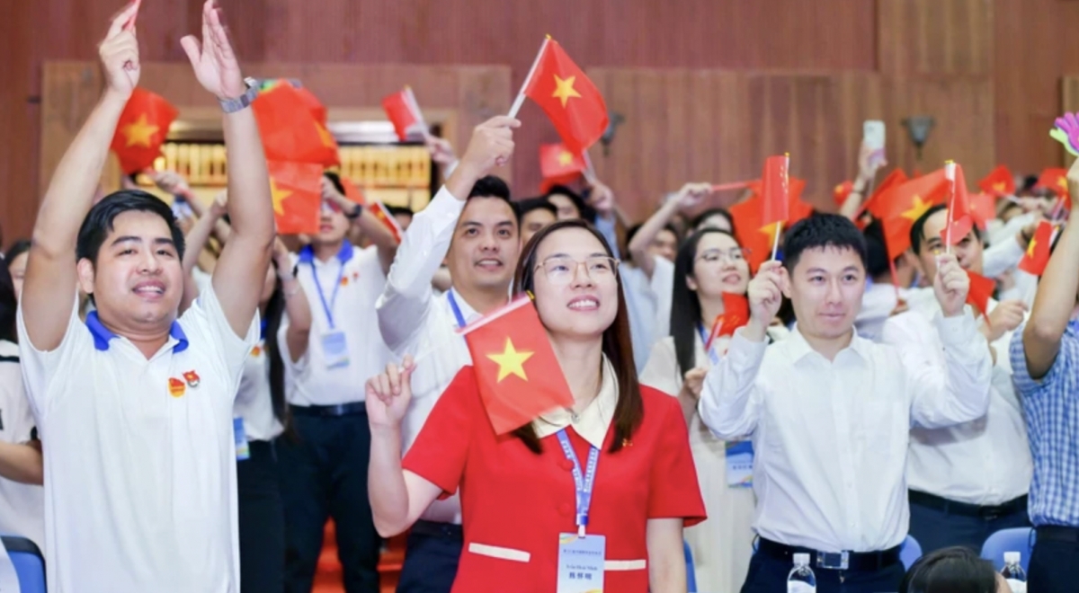 Vietnamese, Chinese representatives at an activity within the 23rd Vietnam-China youth friendship meeting. (Photo: VNA)
