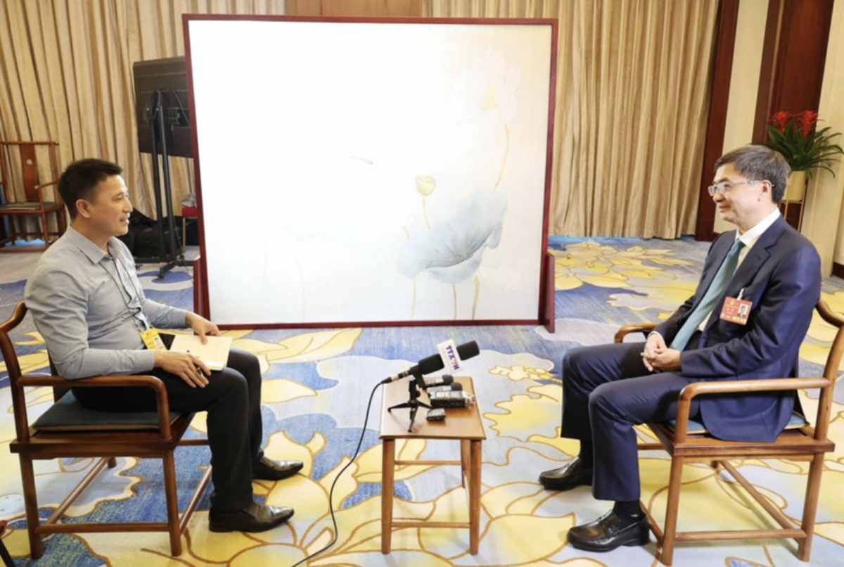 Chen Gang, member of the Communist Party of China (CPC) Central Committee, Secretary of the CPC Committee of the Guangxi Zhuang Autonomous Region, and Chairman of the Regional People's Congress Standing Committee (R) in an interview with the Vietnam News Agency's reporter. (Photo: VNA)