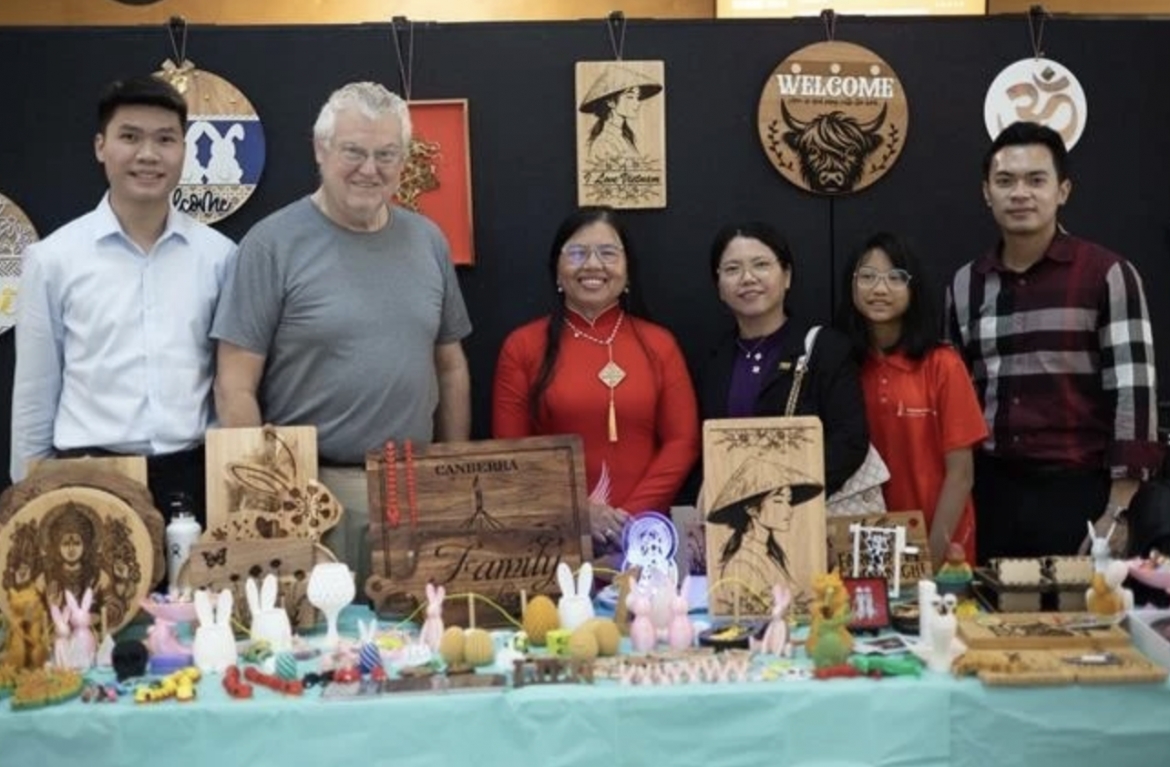 Foreign friends visit a booth at the VIETFEST 2025. (Photo: VNA)