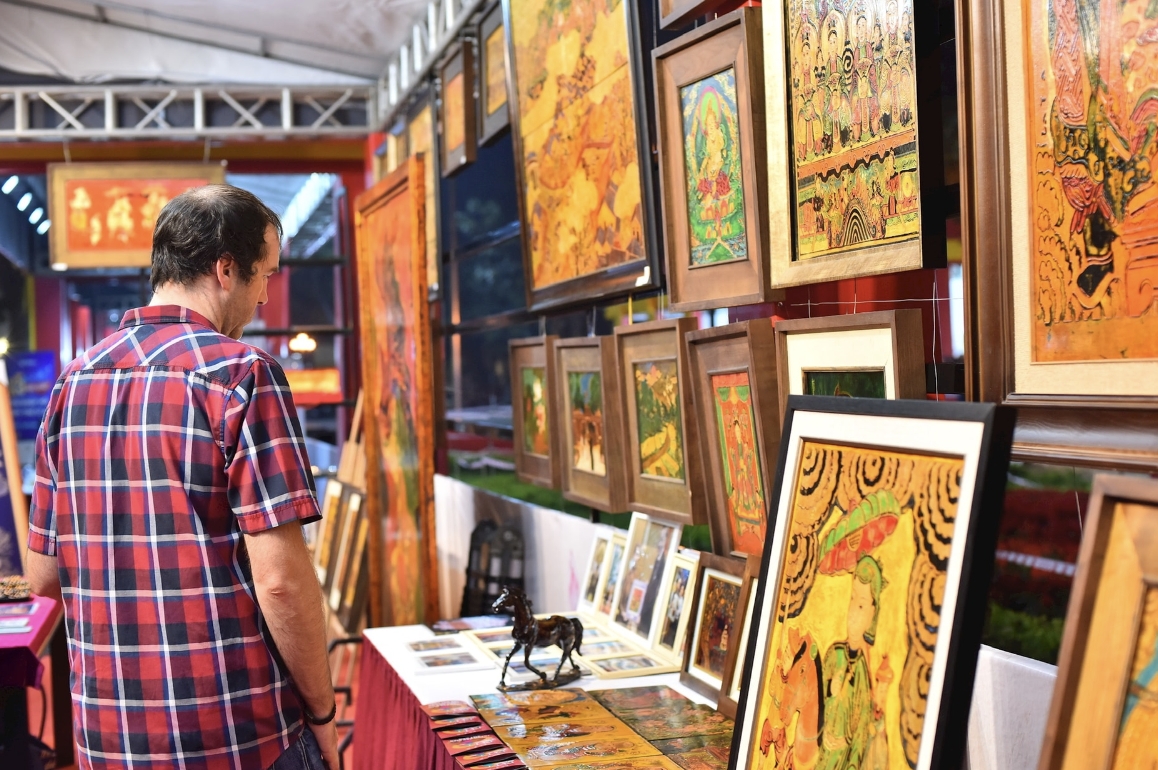 Foreign visitors are keen to tourism products at the event (Photo: hanoimoi.vn)