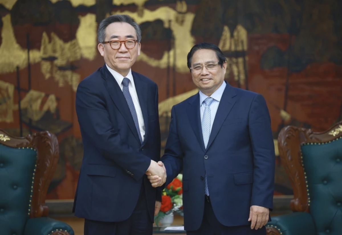 Prime Minister Pham Minh Chinh (R) hosts a reception for Korean Minister of Foreign Affairs Cho Tae-yul in Hanoi on April 16. (Photo: VNA)