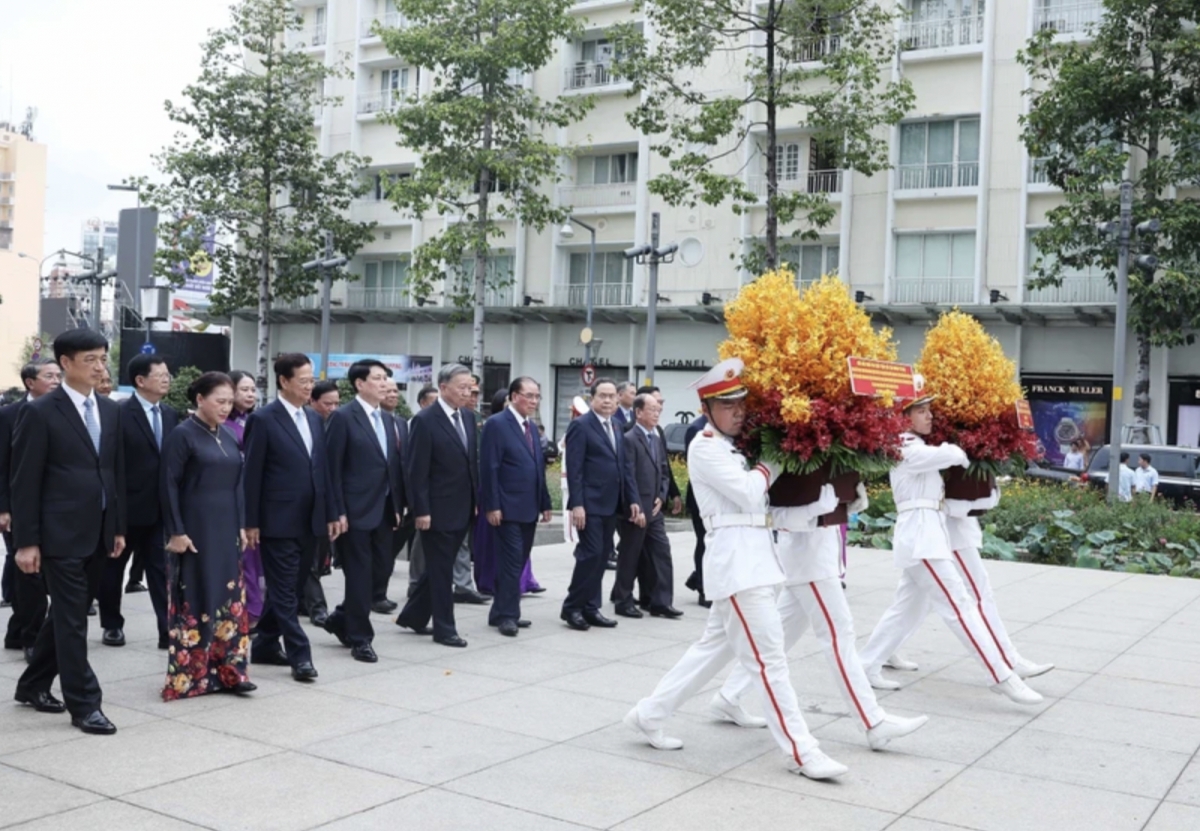 At President Ho Chi Minh Statue Park (Photo: VNA)