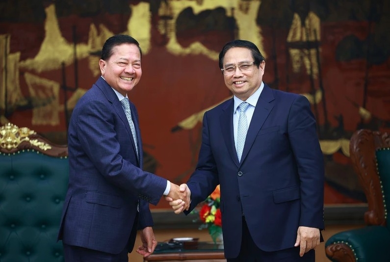 Prime Minister Pham Minh Chinh (R) and Cambodian Deputy Prime Minister Neth Savoeun at their meeting in Hanoi on April 16. (Photo: VNA)