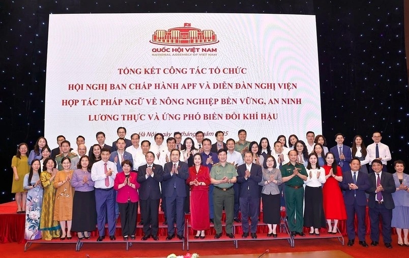 National Assembly Chairman Tran Thanh Man (eighth from left, first row) and other delegates at the review meeting on April 15 (Photo: VNA)