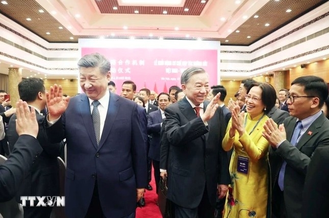 General Secretary of the Communist Party of China Central Committee and President of China Xi Jinping (L) and Party General Secretary To Lam at the Vietnam - China friendship exchange festival (Photo: VNA)