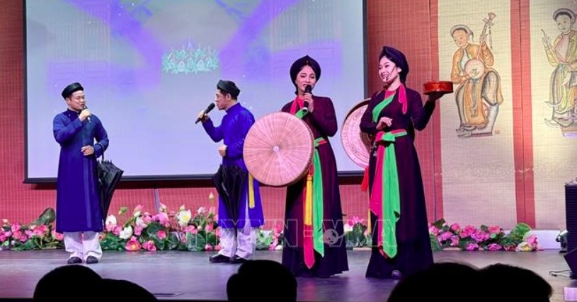 Quan Ho folk songs from Bac Ninh province performed at the event (Photo: VNA)