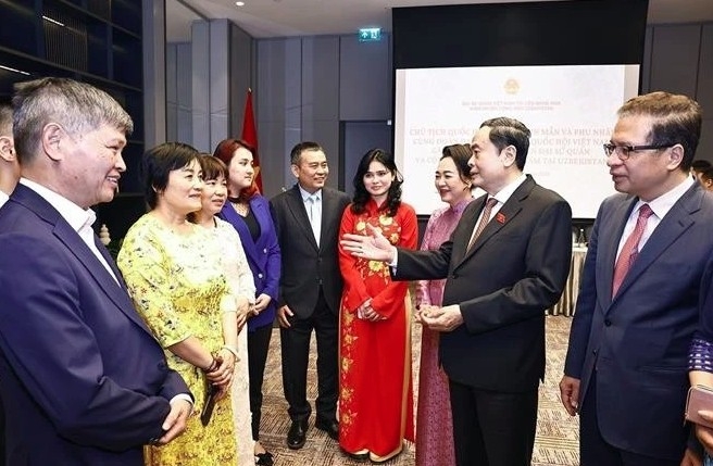 National Assembly Chairman Tran Thanh Man (seconnd from right) talks to representatives of the Vietnamese community in Uzbekistan at the meeting. (Photo: VNA)