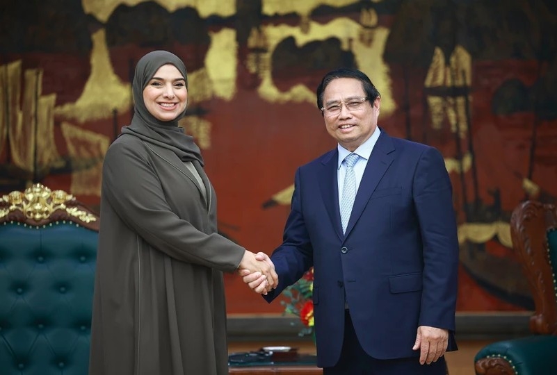 Prime Minister Pham Minh Chinh (R) and Minister of Climate Change and Environment of the UAE Amna bint Abdullah Al Dahak at their meeting in Hanoi on April 16. (Photo: VNA)
