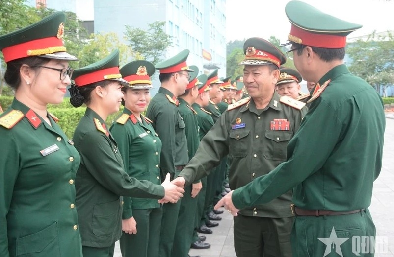 A delegation of the Lao People's Army visits the Vietnam Department for Peacekeeping Operations. (Photo: qdnd.vn)
