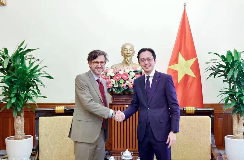 Deputy Minister of Foreign Affairs Do Hung Viet (right) and Colombian Vice Minister of Foreign Affairs for Multilateral Affairs Mauricio Jaramillo Jassir at their meeting in Hanoi on April 16. (Photo: baoquocte.vn)