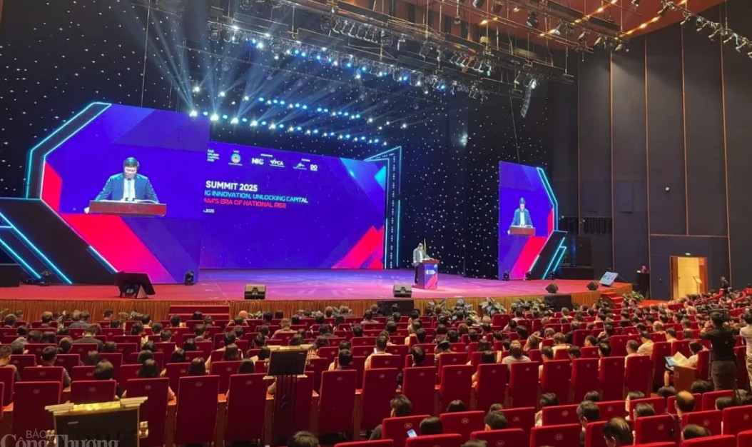 Deputy Finance Minister Nguyen Duc Tam speaks at the event (Photo: congthuong.vn)