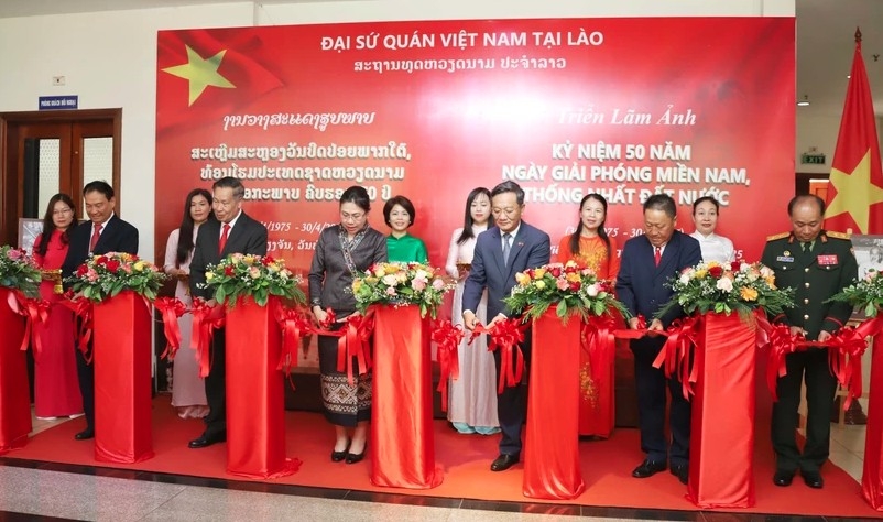 A photo exhibition commemorating the 50th anniversary of the liberation of the South and national reunification (April 30) opens in Vientiane on April 22. (Photo: VNA)