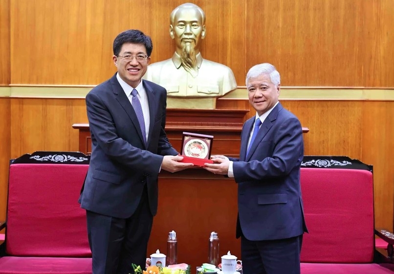 Do Van Chien (R), Politburo member, Secretary of the Party Central Committee and President of the Vietnam Fatherland Front and First Secretary of the Communist Youth League of China Central Committee A Dong in Hanoi on April 14. (Photo: VNA)